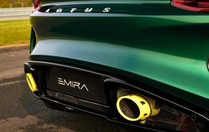Lotus emira با نکات اگزوز زرد ادای احترام به یک بز F1